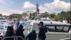 لحظة وصول اللاجئين، الذين تركنهم السلطات اليونانية في وسط البحر، الى تركيا