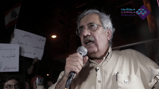 شربل نحاس في ساحة رياض الصلح بمدينة بيروت، موجهاً كلمته لسعد الحريري، أثناء احتجاجات 2019.