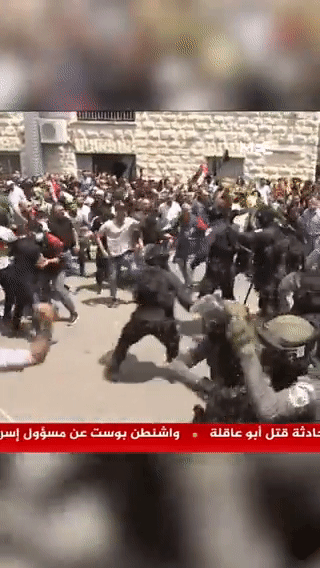 قوات الاحتلال تسقط نعش شيرين أبو عاقلة، مايو 2022