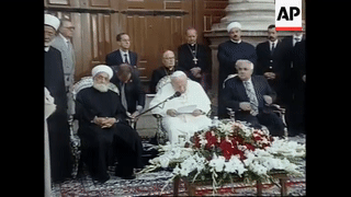 البابا يوحنا بولس الثاني يزور المسجد الأموي بدمشق برفقة مفتي سوريا أحمد كفتارو (6-5-2001)