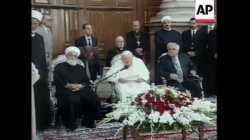 البابا يوحنا بولس الثاني يزور المسجد الأموي بدمشق برفقة مفتي سوريا أحمد كفتارو (6-5-2001)