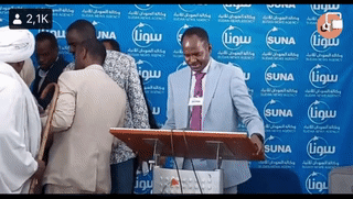 الصحفية صفاء الفحل تقذف التوم هجو بالحذاء، 5 أبريل 2022