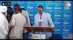 الصحفية صفاء الفحل تقذف التوم هجو بالحذاء، 5 أبريل 2022