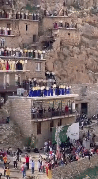 حلقة ذكر صوفية كردية في مدينة كرمان‌شاه، إيران.