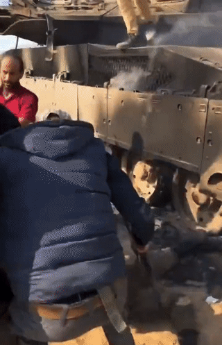 جندي إسرائيلي يسحب من دباباته بعد أسرها، محيط قطاع غزة، أكتوبر 2023