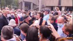 شاب يسب ماكرون ويتهمه بالإلحاد أثناء زيارته كنيسة، 16 يوليو 2021