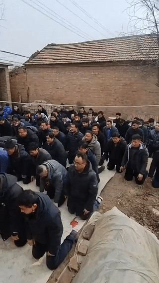 صينيون يؤدون طقوس عبادة السماء في أول أيام سنة الأرنب القمرية، يناير 2023