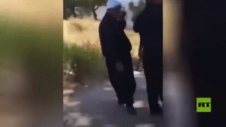 مواطنون من قرية شويا بقضاء حاصبيا يوقفون شاحنة صواريخ تابعة لحزب الله، أغسطس 2021