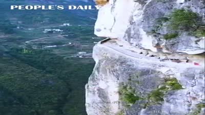 طريق منحوت في حافة هاوية سحيقة في جبل تايهانگ في شمال مقاطعة هوبـِيْ