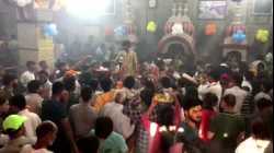 الهندوس يغطسون في نهر الجانجز وتقام الصلوات في المعابد إيذاناً ببدء شهر شراڤانا المقدس.