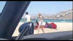 إيگور تراباسوڤ يعتدي على خطيبته ليندسي لوهان على شواطيء اليونان، 2016