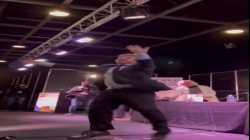 خافيير ميلي يصعد على خشبة المسرح ويظهر بجواره رجل يحمل شوفار ويرتدي شال صلاة يهودي، أغسطس 2023