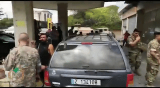 الجيش اللبناني يداهم محطات الوقود ويوزع البنزين على المواطنين مجانا، أغسطس 2021