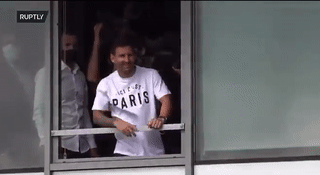 ميسي يحيي الجماهير لدى وصوله مطار باريس، 10 أغسطس 2021