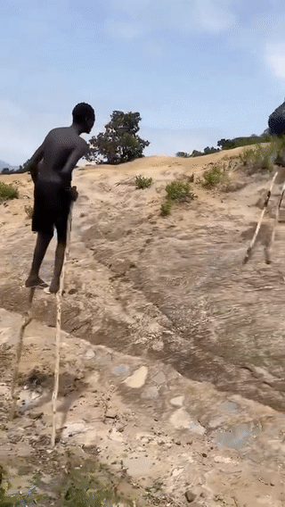 يستخدم شعب البنا الإثيوبي عصى التطويل الخشبية لحماية أنفسهم من الثعابين السامة.