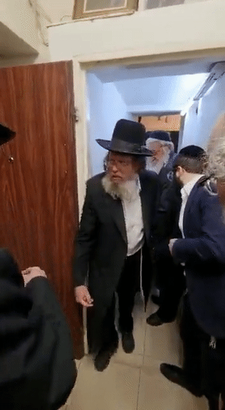 نقل جثمان الحاخام اليهودي حاييم كانيفسكي للمطهرة تمهيداً لتغسيله ودفنه، 20 مارس 2022