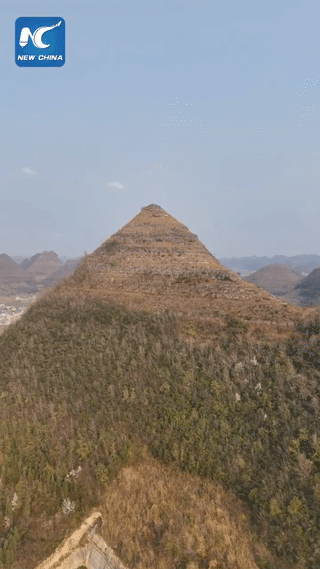 جبال الأهرامات في مقاطعة قويتشو، الصين.