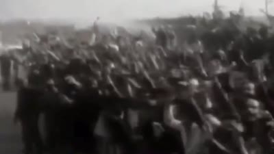 مشاهد من عودة روح الله الخميني إلى إيران بعد 15 عام من المنفى (1 فبراير 1979)