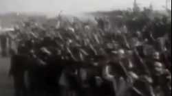 مشاهد من عودة روح الله الخميني إلى إيران بعد 15 عام من المنفى (1 فبراير 1979)