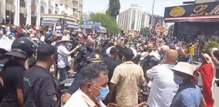 اشتباكات بين الشرطة والمحتجين أمام البرلمان التونسي في باردو، 25 يوليو 2021