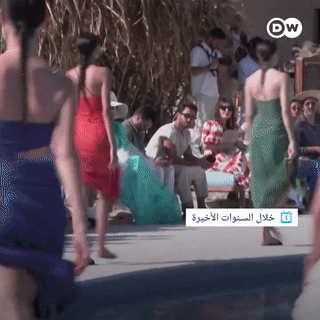 عرض أزياء لملابس السباحة النسائية في جزيرة أمهات الشيخ، السعودية