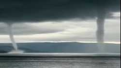 اثنان من الشواهق المائية فوق بحيرة توبا، إندونيسيا، أغسطس 2023