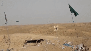 مروحيات أمريكية في طريقها للأراضي تحت سيطرة داعش في الحويجة، العراق، 28 أغسطس 2021