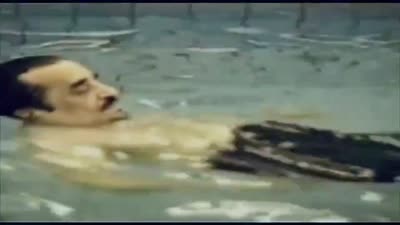 الملك فهد يسبح مع ابنه الأمير عبد العزيز بن فهد بن عبد العزيز آل سعود.