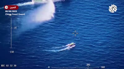 لحظة طرد سفينة صينية لزورق فلبيني في البحر باستخدام خراطيم المياه