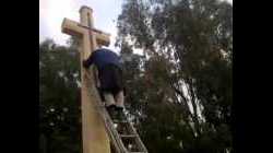 مسلمون يهدمون قبور مسيحية ويهودية