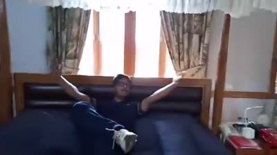 المحتجون داخل أحد قصورة الشيخة حصينة بعد هربها (5 أغسطس 2024)