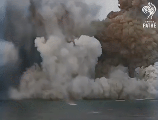 انفجار الذخيرة بالبارجة البريطانية  HMS Barham بعد استهدافها من قبل غواصة ألمانية مقابل سواحل مصر 1941