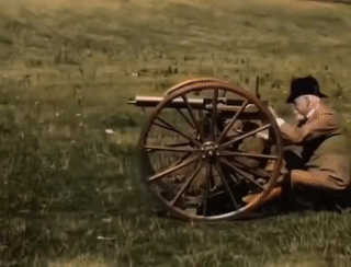 هيرام مكسيم وهو يختبر اختراعه الرشاش عام 1897