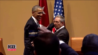 مصافحة جائزة الرئيس أوباما وراؤول كاسترو في كوبا