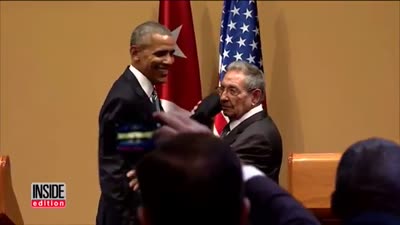 مصافحة جائزة الرئيس أوباما وراؤول كاسترو في كوبا