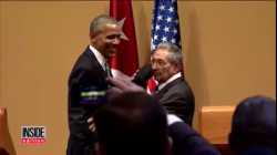 مصافحة جائزة الرئيس أوباما وراؤول كاسترو في كوبا